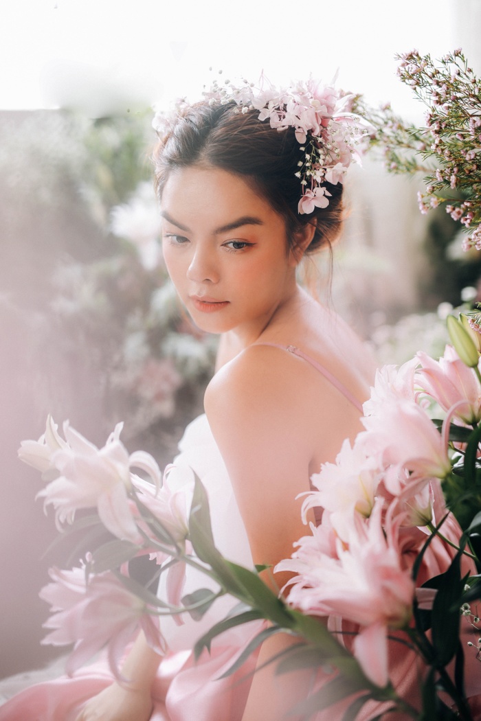 Ngoài diện chiếc đầm nữ tính, khoe khéo vai trần quyến rũ, Phạm Quỳnh Anh còn thể hiện thần thái đầy tự nhiên khi tạo dáng trong vườn hoa tươi.