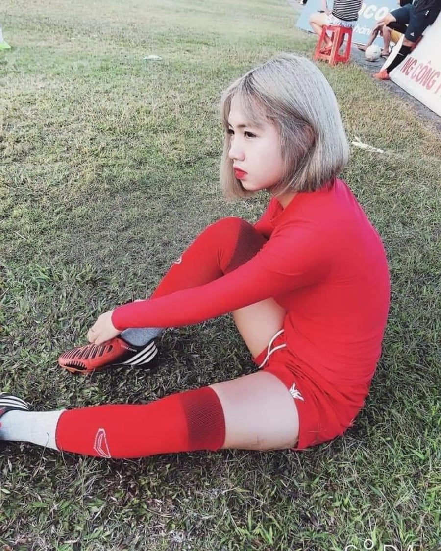 Vẻ ngoài xinh đẹp, thu hút của cô nàng trên sân cỏ.