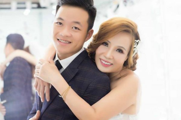 Cô dâu 62 tuổi và chồng.
