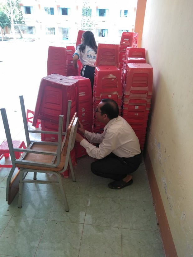Thầy giáo chơi trốn tìm với học sinh của mình.