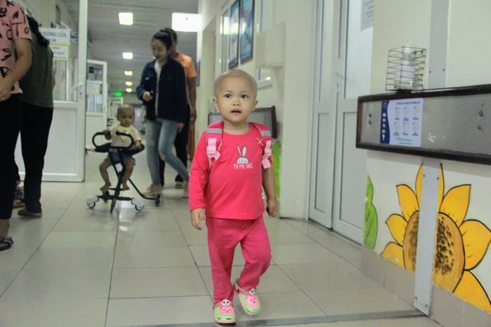 Bé Thảo ngày ngày đep cặp đi quanh khu điều trị của bệnh viện.