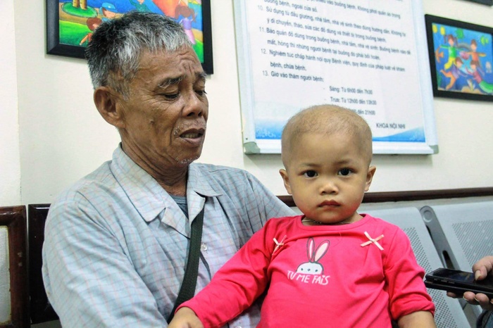 Ông nội giờ là chỗ dựa duy nhất của cô bé 3 tuổi.