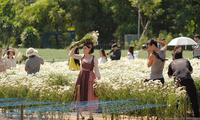 Một mét vuông dễ có đến 10 người cùng đứng. Do đó, để lấy được một góc chụp ưng ý là không hề đơn giản. (Ảnh: Tổ quốc)