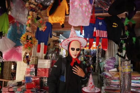 Tại Hà Nội, không khí Halloween cũng vô cùng nhộn nhịp. Trong ảnh là một vị khách nước ngoài đang thử Shbet999 com đăng nhập hóa trang trên phố Hàng Mã. (Ảnh: Gia đình & Shbet111 phiên bản mới)