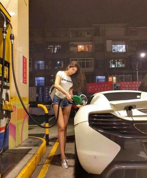 Hình ảnh cô gái đổ xăng gây sốt trên mạng xã hội.