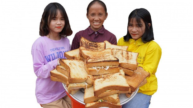 Đĩa bánh sandwich kẹp trứng “siêu to khổng lồ”.