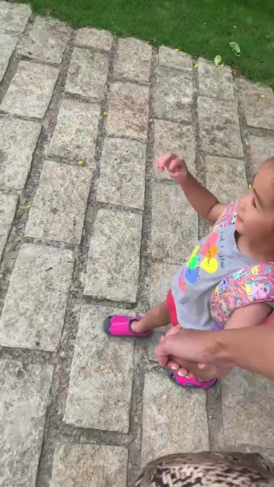 Qua hình ảnh hiếm hoi, có thể nhận thấy cô bé sở hữu vầng trán cao, mũi thẳng và mi khá dài.  