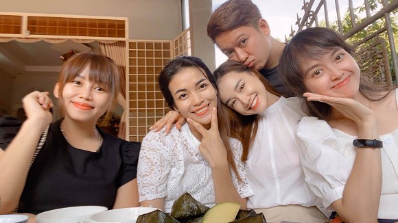 Trong loạt ảnh, hai vợ chồng nam danh hài cực tình cảm bên nhau. Nam danh hài liên tục ôm vợ, thậm chí hôn trán vợ trước mặt mọi người.  