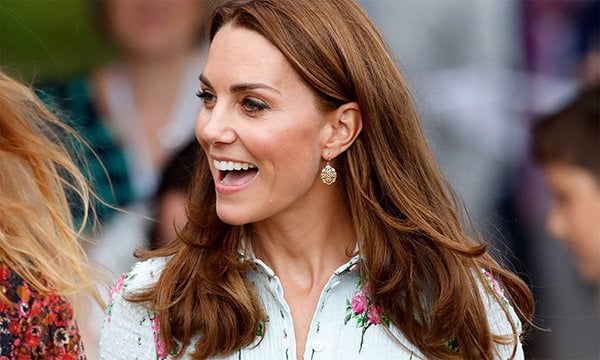 du-bat-hoa-nhung-kate-va-meghan-lai-co-chung-so-thich-dung-khuyen-tai-co-gia-binh-dan-kate-middleton-earrings-t-1572617950-530-width600height360