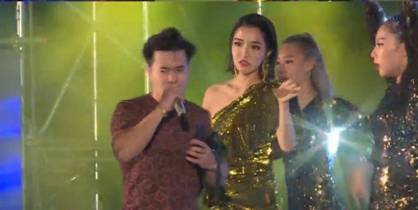 Hình ảnh Bích Phương bị giật micro khi đang biểu diễn.    