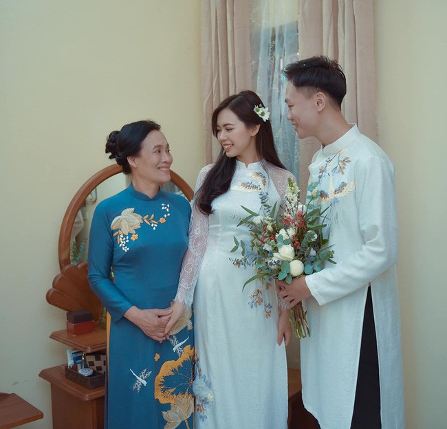 Bùi Thanh Hằng và chồng trong ngày ăn hỏi.