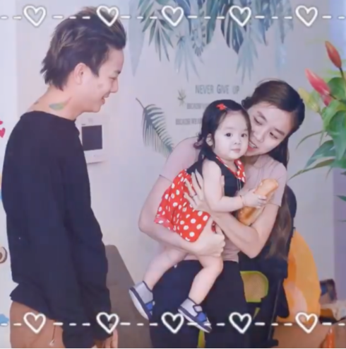 Con gái thứ hai của vợ chồng Hoài Lâm sở hữu nhiều nét xinh xắn từ cả bố và mẹ.  
