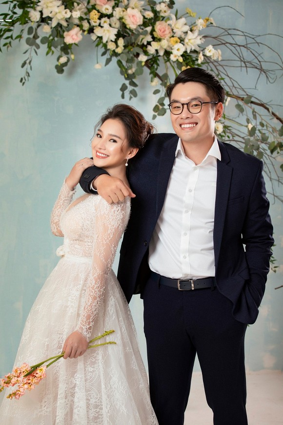 Trong bộ ảnh cưới, Kiều Oanh diện những bộ váy với tông trắng tinh khôi, e ấp bên ông xã.