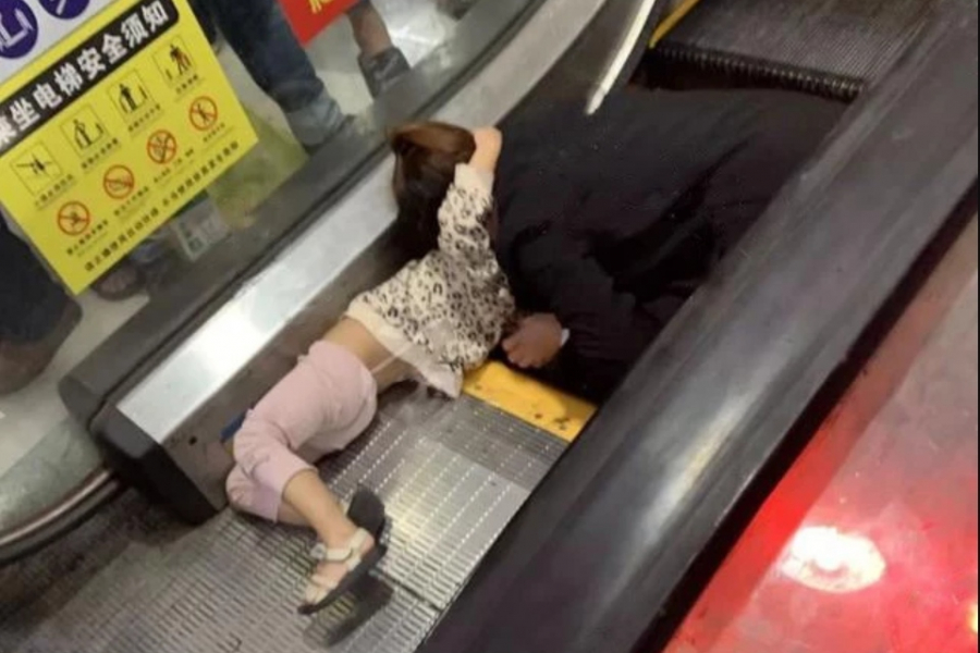 Bé gái bị cuốn tay vào thang cuốn.