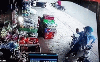 Chiếc thùng xe tiếp tục văng vào một cửa hàng tạp hóa.