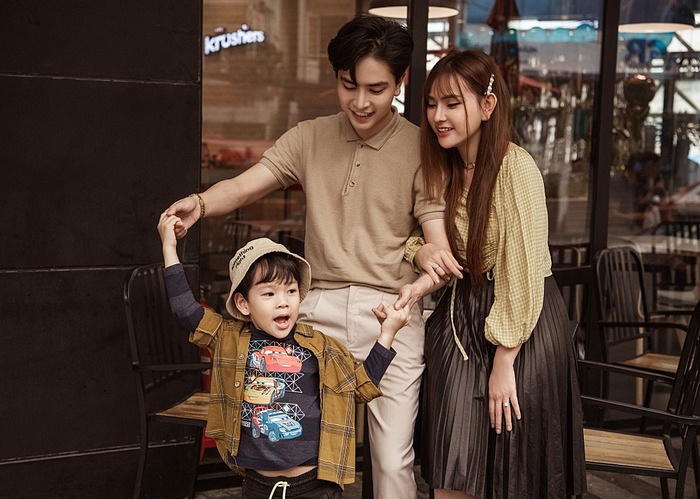 Thu Thủy chia sẻ trải qua scandal cũ từ trên trời rơi xuống, cô càng yêu thương Shbet111 slot, casino, thể thao, xổ số mình nhiều hơn: “Thủy cảm thấy may mắn vì mình còn Shbet111 slot, casino, thể thao, xổ số nhỏ, bố mẹ, anh chị, Shbet111 slot, casino, thể thao, xổ số chồng và những người bạn bè thật sự luôn an ủi động viên mình trong giai đoạn khó khăn nhất. Chính những tình cảm đó càng khiến Thủy càng trân quý hơn những người bên cạnh. Hoạn nạn mới gặp chân tình! Vượt qua những biến cố làm Thủy cảm thấy mình trưởng thành và biết quản lý cảm xúc của mình hơn trước rất nhiều. Những góp ý chân thành, quan tâm, văn minh Thủy tiếp thu hết để lấy đó làm kinh nghiệm làm bài học cho mình và vẫn cứ đặt Shbet111 slot, casino, thể thao, xổ số lên hàng đầu. Mình sống cho Shbet111 slot, casino, thể thao, xổ số chứ không vì cảm xúc hay Shbet16 chơi game trực tuyến của một ai hết. Vàng thật thì không sợ lửa, thời gian sẽ là câu trả lời tốt nhất...” – nữ ca sĩ chia sẻ.
