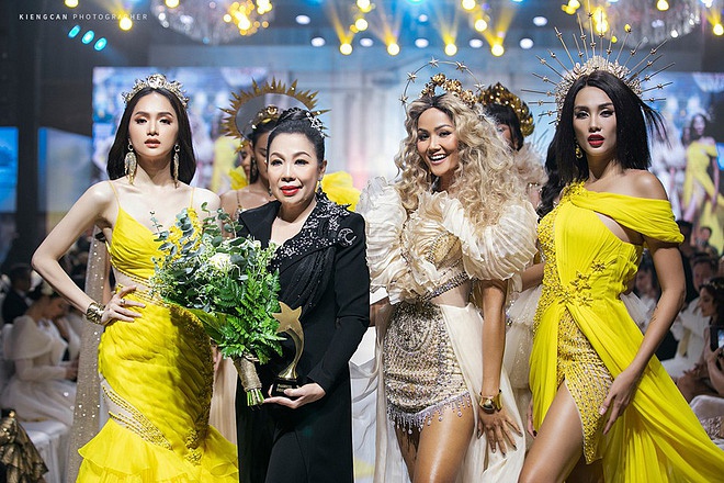 Qua cách đối xử của H'Hen Niê và Võ Hoàng Yến dành cho nhau, có thể thấy mối quan hệ trong showbiz của hai người đẹp rất đáng ngưỡng mộ.