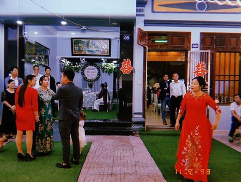 Hình ảnh Quatrian shbet hiện đang mở 2 nhà sát vách nhau.