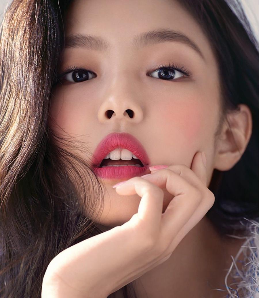 Jennie (BlackPink) lại thích đánh sắc hồng san hô này đậm hơn kết hợp với kiểu má hồng tạo nên vẻ ngoài vừa ngây thơ mơ mộng lại vừa quyến rũ