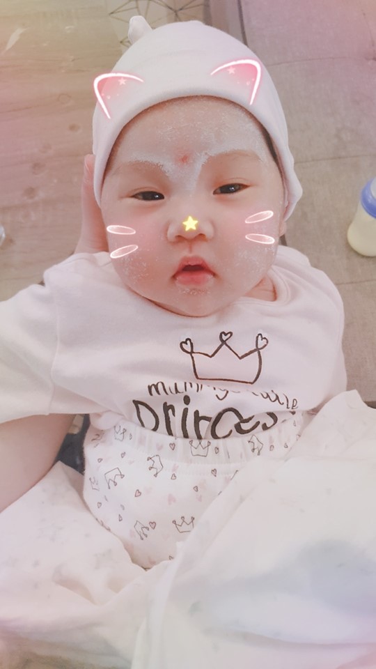 Đăng ảnh con thứ hai được hơn 1 tháng tuổi, Bảo Trâm Idol tiết lộ lý do hạn chế đăng ảnh con trước đó: “Em bé đẻ ra bị chàm nên mẹ không cho em lên sóng gì cả, mãi được mách nên hnay mới biết dùng hồ nước cho em, mấy hôm nữa da lại mịn màng thôi”. Nữ ca sĩ chia sẻ thêm: “Em bé đi khám, trộm vía đẻ 3kg5 hôm nay sau 1m2d đã nặng 5kg6. Nhìn cái chỗ bỉm ném vỡ đầu vứt hằng ngày mới thấy em ăn uống cần cù như thế nào. Không uổng công tốn bao nhiêu tiền chữa tắc sữa, thông tia sữa và các thể loại thịt lợn bò gà tôm cá của 2 bà. Trộm vía em ăn mau ngủ khỏe lớn ngoan nhé! Ủn mông con ỉn con”.