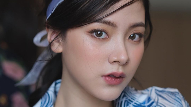 Mỹ nhân Thái Lan - Baifern sử dụng màu son này với phong cách trang điểm nhẹ nhàng kết hợp cùng phấn mắt và má tone cam vàng nhạt