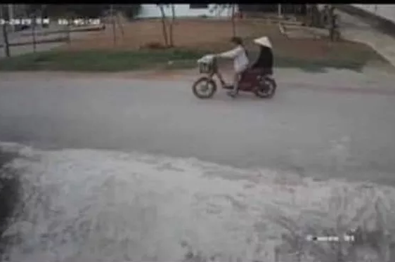 Hình ảnh nữ sinh lớp 6 chở bà nội trên xe trước khi mất tích. Ảnh cắt từ clip