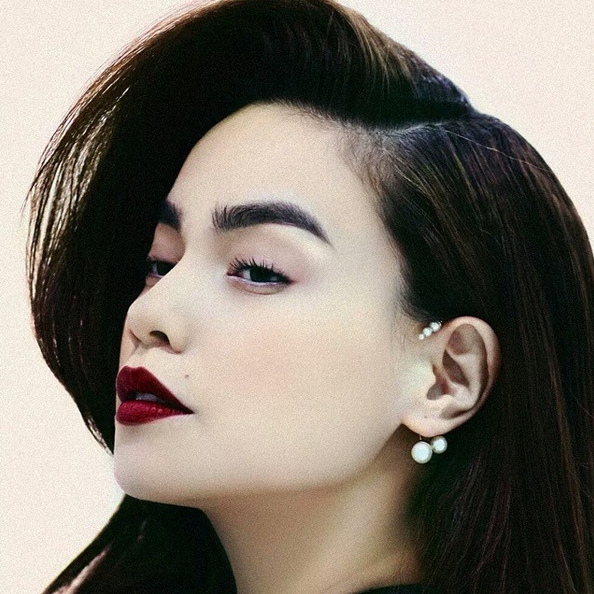 Hồ Ngọc Hà cực kỳ sang chảnh với màu son đỏ rượu