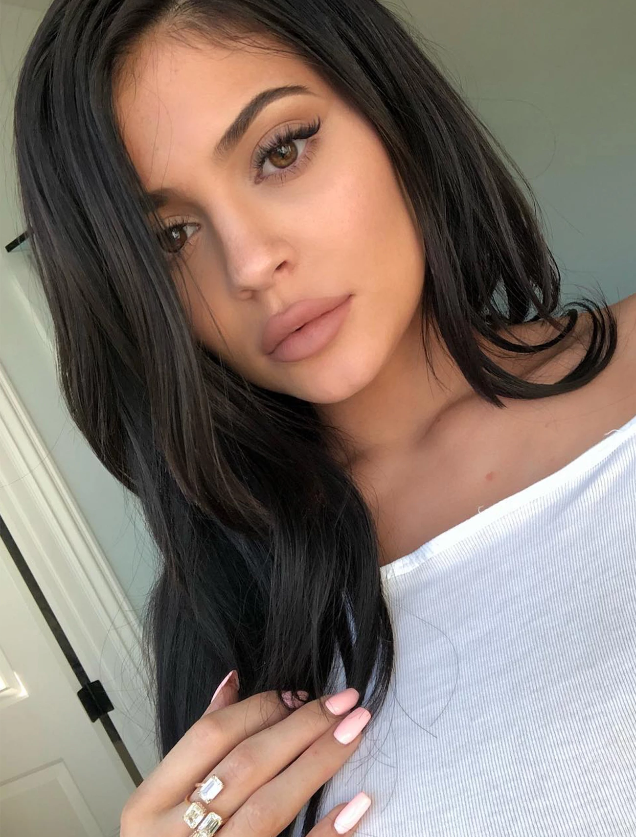 Người bắt trend này không ai khác chính là tỷ phú trẻ tuổi Kylie Jenner