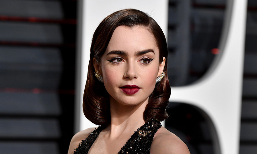 Nàng Bạch tuyết Lily Collins lại vô cùng thần thái, khí chất nữ quyền ngút trời khi diện màu son này