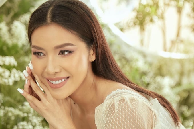 Siêu mẫu Minh Tú cực kỳ siêng diện màu son này cùng layout make-up đậm chất Âu Mỹ