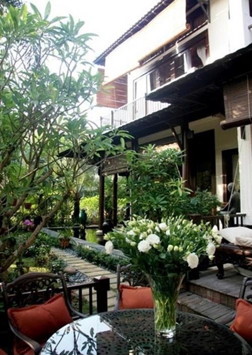 Nhìn bề ngoài dinh thự vô cùng hoành tráng