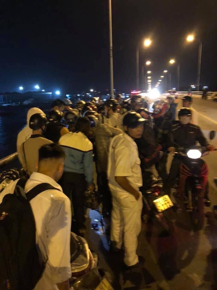 Khu vực người phụ nữ ôm con nhảy cầu.