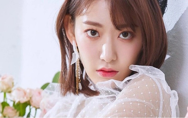 Nữ idol người Nhật - Sakura lại luôn trung thành với màu son hồng san hô kết hợp kiểu trang điểm 