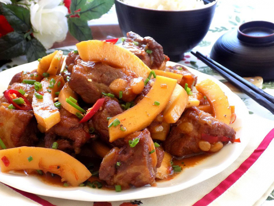 Sườn kho dừa non ngon hơn khi có nước dừa