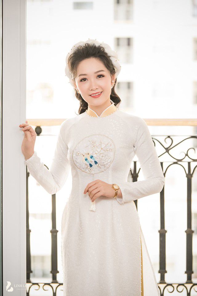 Lễ ăn hỏi của BTV thời sự Thu Hà được tổ chức vào ngày 5/11 tại Hà Nội. Cô vốn là người kín tiếng, nên nhiều khán giả bất ngờ khi biết tin cô chuẩn bị lên xe hoa. Chia sẻ với báo chí, Thu Hà cho biết hôn lễ của cô và bạn trai Việt Dũng sẽ diễn ra vào giữa tháng 11. Cô và anh là bạn lâu năm trước khi phát triển thành tình yêu. Việt Dũng cùng tuổi với Thu Hà, làm trong lĩnh vực Shbet888.com tỷ lệ cược cao khoa học tại Đại học Bách Khoa. 