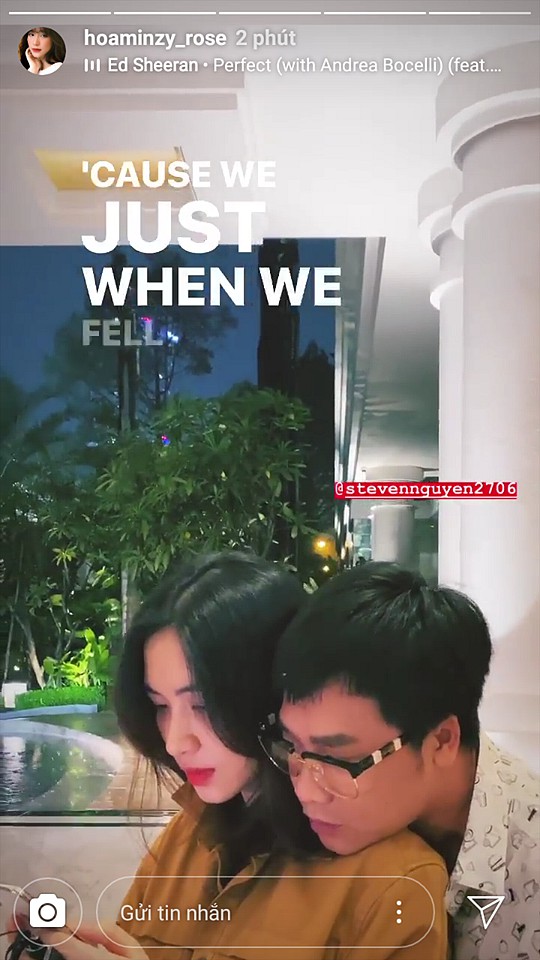 Giữa lúc những nghi vấn sinh con đang được bàn tán, Hoà Minzy bất ngờ chia sẻ loạt hình ảnh lên Instagram khi đang đi chơi cùng bạn trai. Cả hai trông vô cùng ngọt ngào, thân thiết bên nhau, có vẻ như nữ ca sĩ sinh năm 1995 đang ngầm phủ nhận chuyện vừa sinh con đầu lòng. Với những bà bầu vừa sinh, chắc chắn hiếm ai có thể rạng rỡ và thoải mái đi ra ngoài vui chơi năng động như Hoà Minzy hiện tại.    