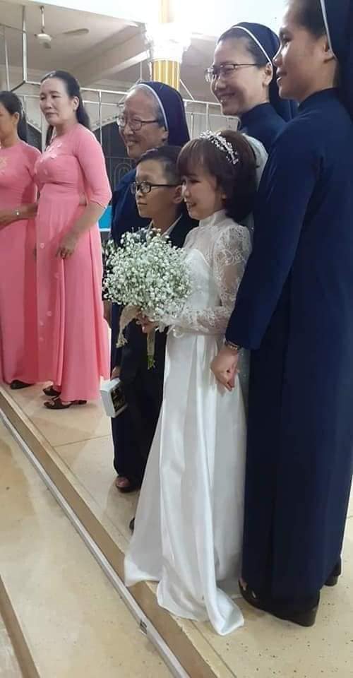 Mọi người đều vui mừng chúc phúc cho cặp đôi.