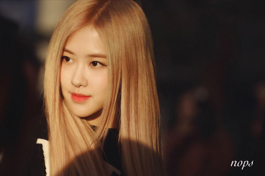 Vẻ đẹp ngọt ngào như ánh nắng mai của cô như sưởi ấm trái tim người hâm mộ trong thời tiết lạnh giá của thu-đông