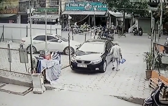 Hình ảnh cụ ông tiện tay rạch xe ô tô khi đi đổ rác - Ảnh: Cắt từ clip