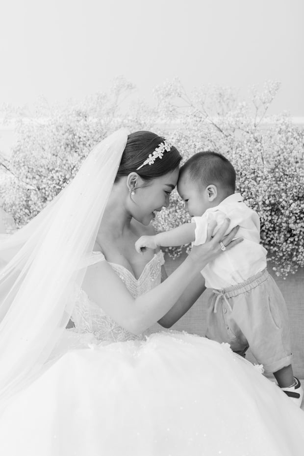 Đặc biệt nhất, bé Cà Rốt cũng xuất hiện trong bộ ảnh kỷ niệm hạnh phúc của bố mẹ.