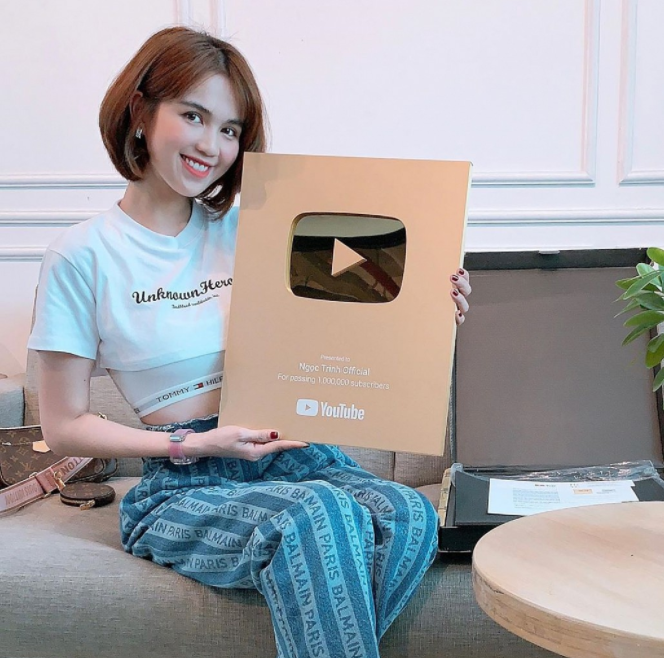 Ngọc Trinh cũng rất đầu tư cho những video về du lịch, “đập” đồ hiệu, ẩm thực… vô cùng hấp dẫn với hàng triệu lượt xem trên Youtube. Đồn thời sở hữu nút vàng Youtube chỉ sau một thời gian ngắn.    