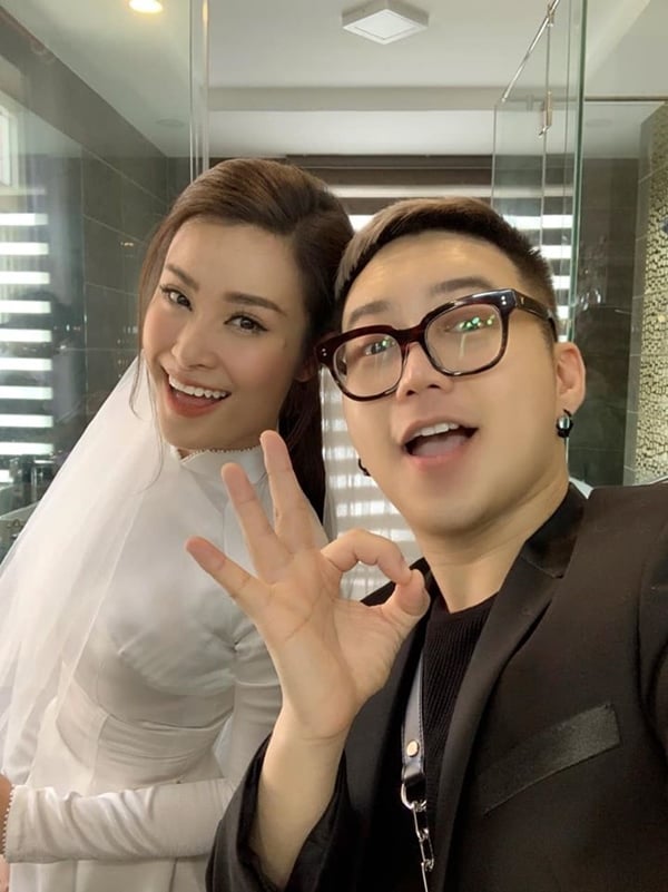 Đông Nhi xuất hiện trong tà áo dài trắng truyền thống, trang điểm nhẹ nhàng trong ngày trọng đại.    
