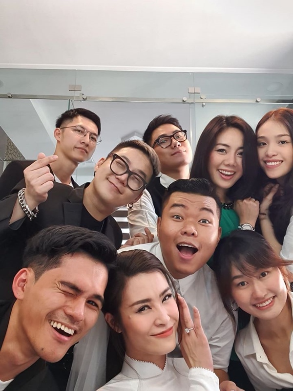 Đây là những hình ảnh hiếm hoi trước giờ rước dâu: nữ ca sĩ vui vẻ check - in cùng hội bạn thân của mình.    