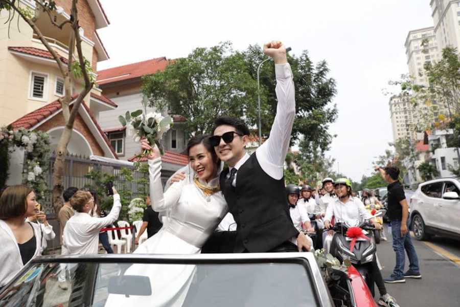 Cặp đôi hạnh phúc về chung một nhà.    
