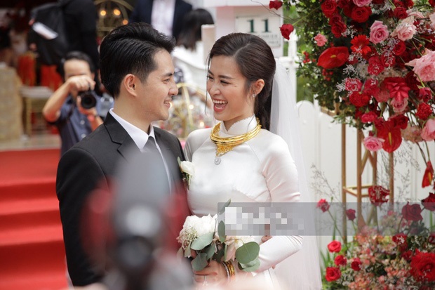 Ông Cao Thắng và Đông Nhi không giấu được hạnh phúc, dành cho nhau nụ hôn ngọt ngào sau buổi lễ.    