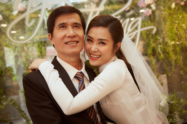 Trước khi về nhà chồng, nữ ca sĩ không quên làm nũng bố mẹ.