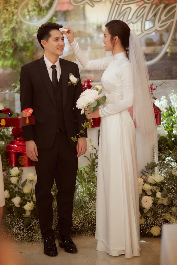 Khoảnh khắc đầy ngọt ngào, nữ ca sĩ luôn dành sự quan tâm chăm sóc đến ông xã của mình.