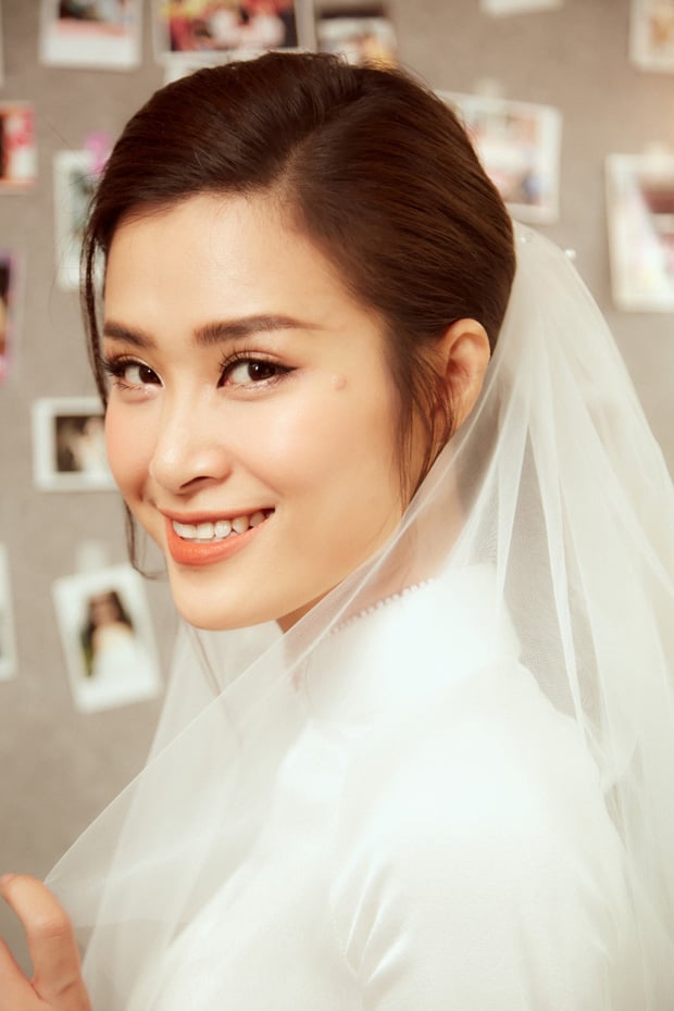 Nữ ca sĩ luôn nở nụ cười tươi tắn rạng rỡ trên môi.