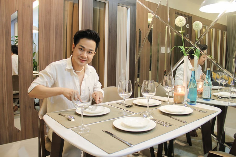 Quách Tuấn Du cũng không ngần ngại chia sẻ về quãng thời gian trước khi đi hát anh đã từng đi bán vé số, bán báo... Nhớ lại những ngày còn hàn vi, nghèo khó khiến Quách Tuấn Du chạnh lòng.