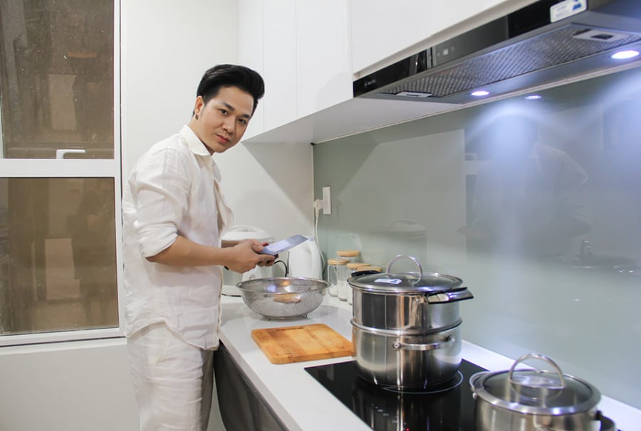 Do sống một mình nên Quách Tuấn Du tự nấu ăn mỗi khi ở nhà.    